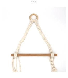 Détail du porte-papier toilette en macramé bohème avec anneau et tige en bois