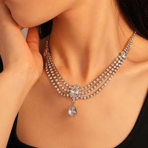 Détail du collier à strass multicouche avec pendentifs en cristal étincelants et gouttes