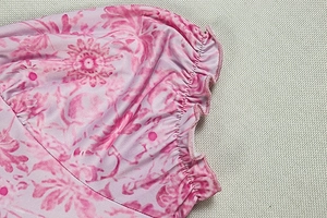 Détail de la manche bouffante avec imprimé fleuri et poignet élastique sur robe longue