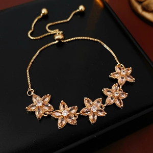 Detailaufnahme des verstellbaren goldenen Blumenarmbands mit Champagner-Zirkonia
