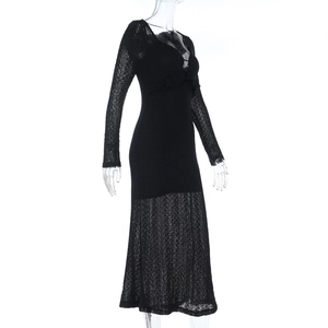 Détail de la dentelle noire élégante et du col en V sur cette robe de soirée moulante chic