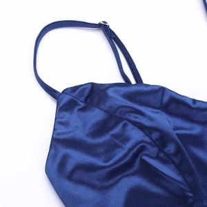 Détail des bretelles réglables et des boucles en métal sur une robe en satin bleu