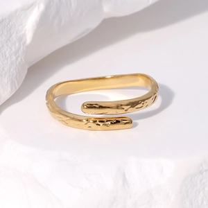 Anello regolabile in acciaio inossidabile placcato oro 18k con trama lavica unica