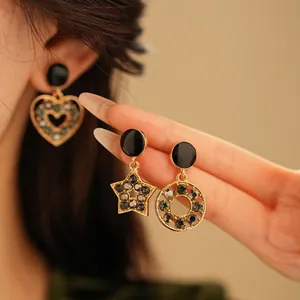 Boucles d'oreilles de luxe avec étoiles et cœurs en émail noir et strass gris brillants