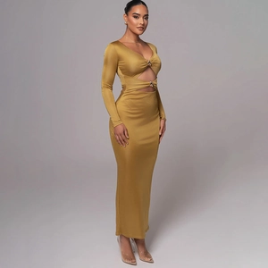 Goldenes Maxikleid mit V-Ausschnitt, langen Ärmeln und eleganten Taillenausschnitten