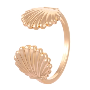 Detalle de un anillo abierto dorado con diseño de conchas y acabado pulido brillante