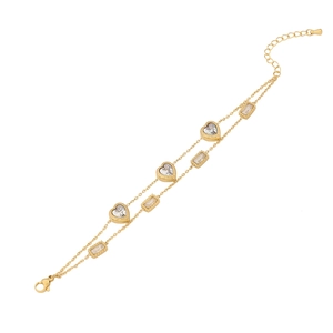 Bracelet double couche en or avec breloques géométriques cœur et rectangle sur fond blanc