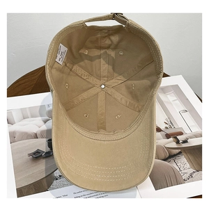 Vue intérieure de la casquette en coton kaki montrant la sangle réglable et coutures
