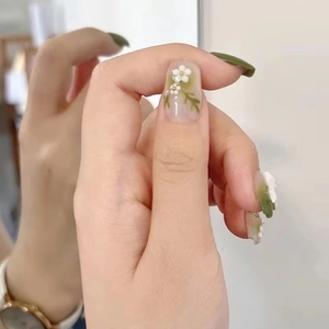 Faux ongles faits main avec fleurs 3D et motifs de feuilles vertes sur effet miroir