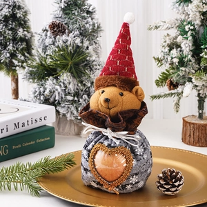 Sac cadeau de Noël ours avec fenêtre en forme de cœur sur une assiette dorée