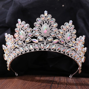 Dettaglio macro della corona da sposa barocca argento con strass e motivi a foglia