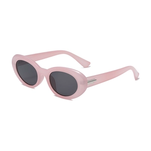 Occhiali da sole ovali vintage rosa con lenti nere e dettagli in metallo argento