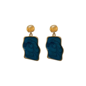 Orecchini geometrici irregolari in smalto blu con cornice dorata stile retrò artistico