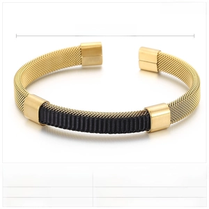 Gros plan du bracelet en acier inoxydable tissé doré avec texture mesh et mesures
