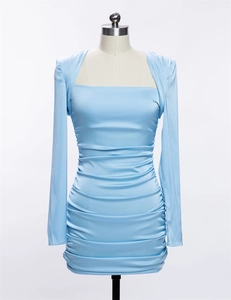 Dettaglio mini abito celeste con scollo a quadrato, texture arricciata e maniche lunghe