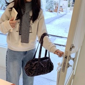 Borsa tote grande in pelle scamosciata con stampa leopardata in un set invernale