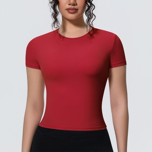 Vue détaillée du t-shirt de yoga rouge foncé à manches courtes et tissu respirant ajusté