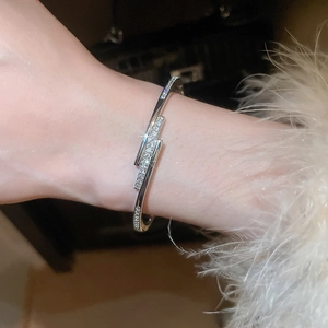 Gros plan détaillé du bracelet jonc en argent plaqué or 18 carats avec zircons brillants