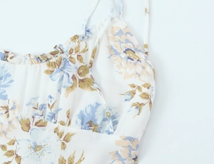 Detailansicht eines Blumenkleides mit Rüschensaum und schmalen Trägern für Damen