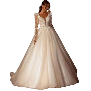 Robe de mariée élégante en dentelle à manches longues avec col en V profond et jupe en tulle
