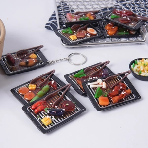 Miniatur BBQ Grillteller Schlüsselanhänger Set für Puppenhaus Deko mit Harzspießen