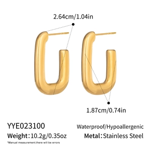 Detailed view of U-shaped gold earrings with measurements and 18K plated stainless steel texture