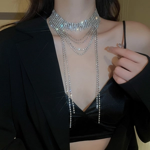 Dettaglio della collana multistrato con frange di strass scintillanti dallo stile audace