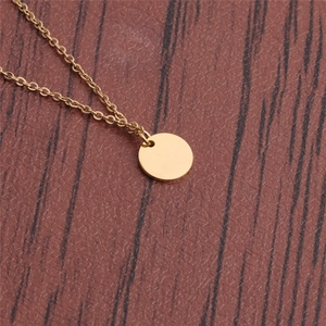 Collier doré avec pendentif circulaire poli pour homme en acier inoxydable minimaliste