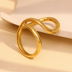 Detail view showing wave design and 18K gold finish on a 3D double ring