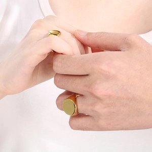 Primo piano dell'anello a sigillo minimalista in acciaio inossidabile placcato oro 18 carati