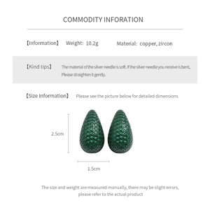 Détail de boucles d'oreilles goutte en zircon vert émeraude avec mesures et tige argent