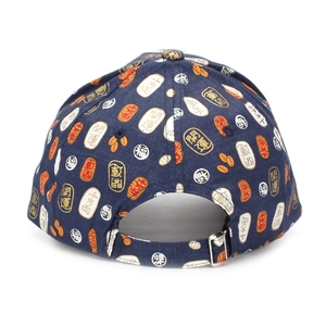 Détail de la boucle métallique réglable sur casquette bleu marine aux motifs traditionnels