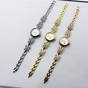 Orologio al quarzo da donna con quadrante a farfalla e bracciale in metallo con strass