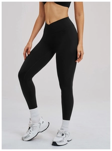 Détail de la taille croisée en V sur les leggings de yoga noirs à taille haute