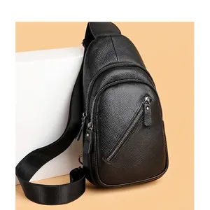 Zaino monospalla uomo in vera pelle nera con trama litchi e tre tasche con zip