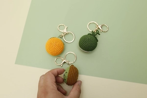 Detail von handgehäkelten Frucht-Schlüsselanhängern mit Orange Wassermelone und Kiwi