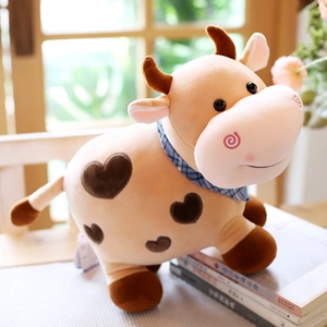 Peluche de vaca marrón con manchas de corazón y bufanda a cuadros azul acogedora
