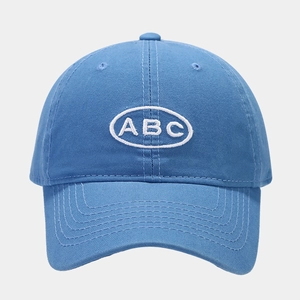 Détail d'une casquette de baseball en coton bleu clair avec broderie ABC blanche