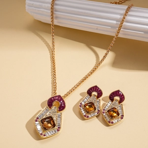 Parure de bijoux vintage avec émail violet, pierre ambrée et collier en chaîne dorée