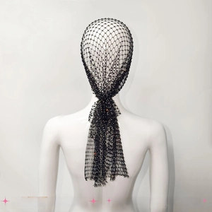 Dettaglio di accessorio per capelli a rete nera con strass luccicanti su manichino