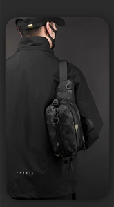 Détail macro du sac bandoulière fonctionnel pour homme avec texture camouflage noir et anneau D