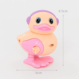 Vue détaillée des dimensions d'un canard mécanique jaune et rose, 8,5 cm de haut et 6 cm de large