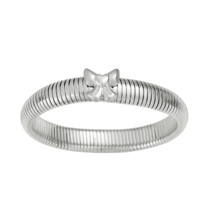 Détail de la bague en acier argenté avec design nervuré et motif nœud en forme de cœur