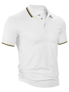 Détail du polo blanc pour homme avec rayures jaunes et bleu marine au col et manches