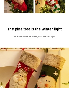 Chaussettes de Noël avec Père Noël et Bonhomme de neige suspendues sur une cheminée