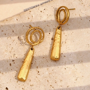Détails de boucles d'oreilles plaquées or 18K à double anneaux et pendentif martelé