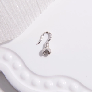 Détail macro de crochets d'oreilles S925 en argent avec spirale pour bijoux DIY