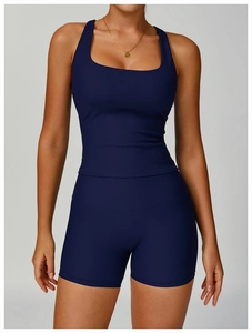 Détail de la texture en maille côtelée bleu marine sur l'ensemble haut et short de fitness