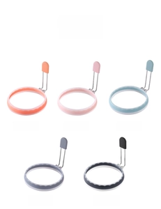Dettaglio di stampi per uova in silicone colorato con manici pieghevoli in cinque colori