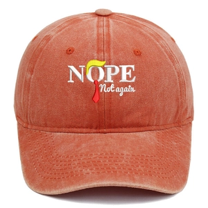 Dettaglio del cappellino da baseball arancione lavato vintage con ricamo Nope Not again